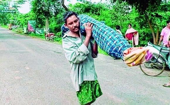 odisha-tribal-walks-10-km-carrying-wifes-body