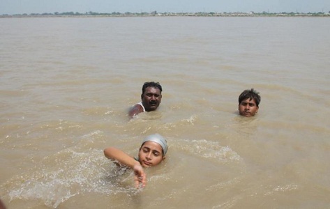 anga-11-year-old-jalpari-sets-off-to-swim-to-varanasi-from-kanpur