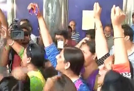 arvind-kejriwal-leaves-for-punjab-women-protest-against-cm-at-the-new-delhi-railway-station