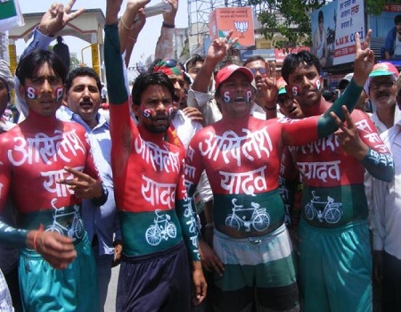 akhilesh supporter protest at spa office