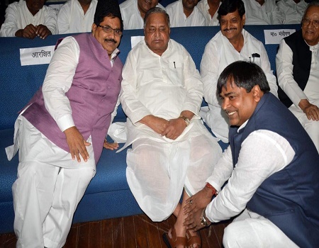 gayatri touches feet mulayam 