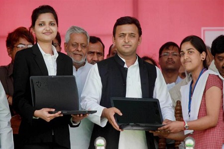 akhilesh-yadav-distribute-laptop-in-lokbhawan