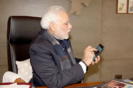 pm modi adreesing public through mobile phone 