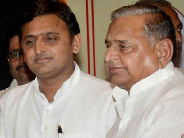 ec-asks-akhilesh-yadav-mulayam-singh-yadav-to-reply-by-9-jan