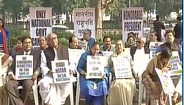 tmc-mps-on-sit-in-in-delhi-over-demonetisatio