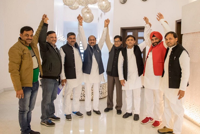 /former-bjp-mla-shiv-singh-from-tundla-joined-samajwadi-party-today