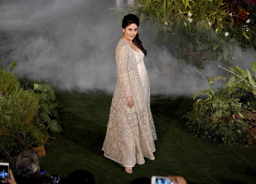 view-pics-kareena-kapoor-khan-stuns-as-showstopper-for-anita-dongre-at-the-lakme-fashion-week