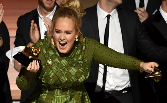 grammy-awards-2017-adele-breaks-the-trophy-in-two-parts-says-cant-accept-this