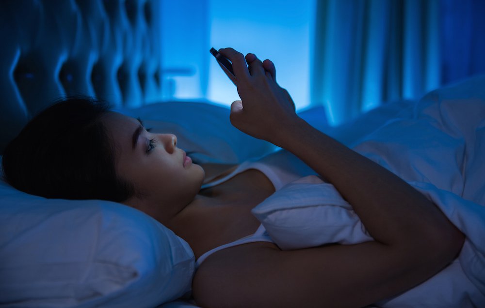 Use of mobile before sleeping in the night can be many problems