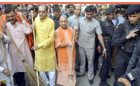 CM-Yogi-Adityanath-slum-planted-sweep-cleanliness-drive