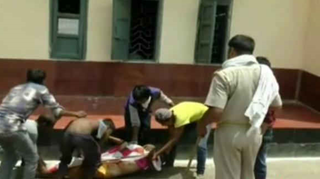 lucknow-grp-constable-lift-up-dead-body-from-children