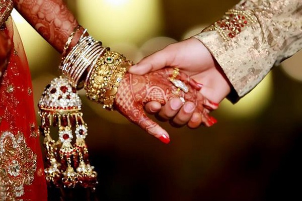 Yogi Sarkar will give congratulation to newly married women in 'Shagun'