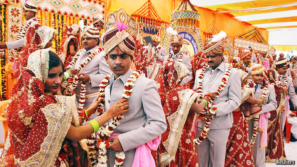 Yogi Sarkar gave a gift of 20 thousand rupees and smartphones to newlyweds