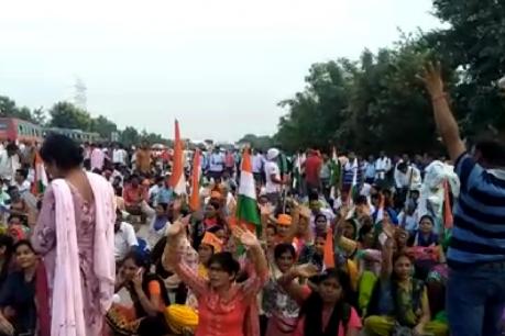 /lucknow-up-shikshamitras-protest-continues-thousands-to-give-arresting