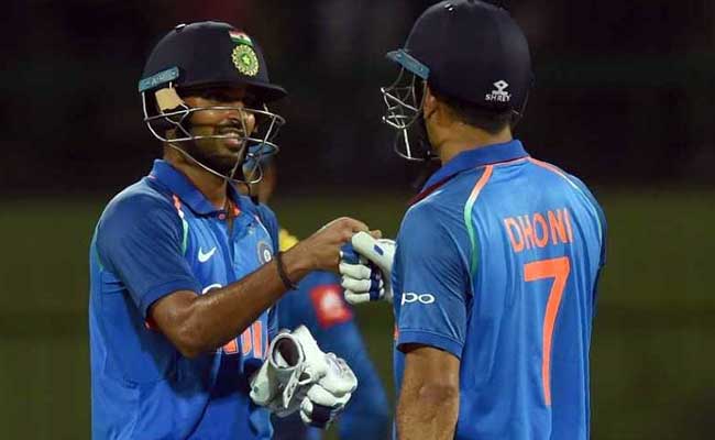 mahendra-singh-dhoni-adviced-bhuvneshwar-kumar-to-play-natural-game