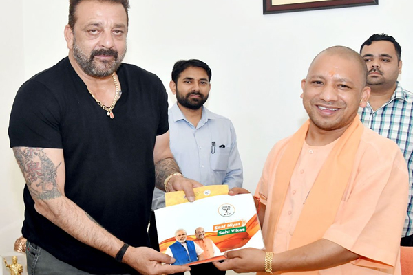 cm-yogi-adityanath-met-to-sanjay-dutt-under-the-sampark-for-samarthan-campaign