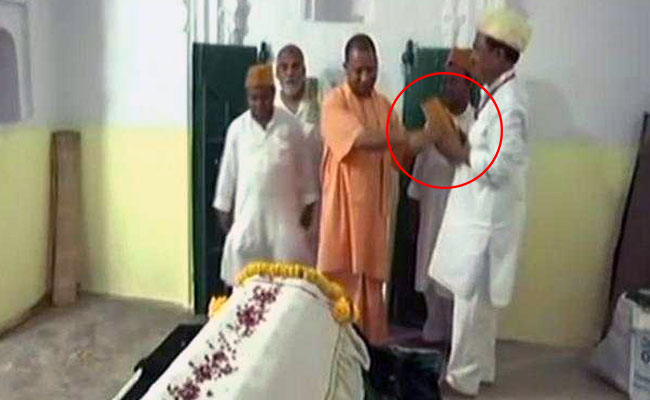 Yogi did not wear hat on mazar