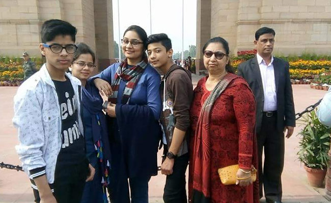 देखें, दिल्ली में आत्महत्या करने वाले परिवार के 11 सदस्यों की (फ़ाइल) फोटो