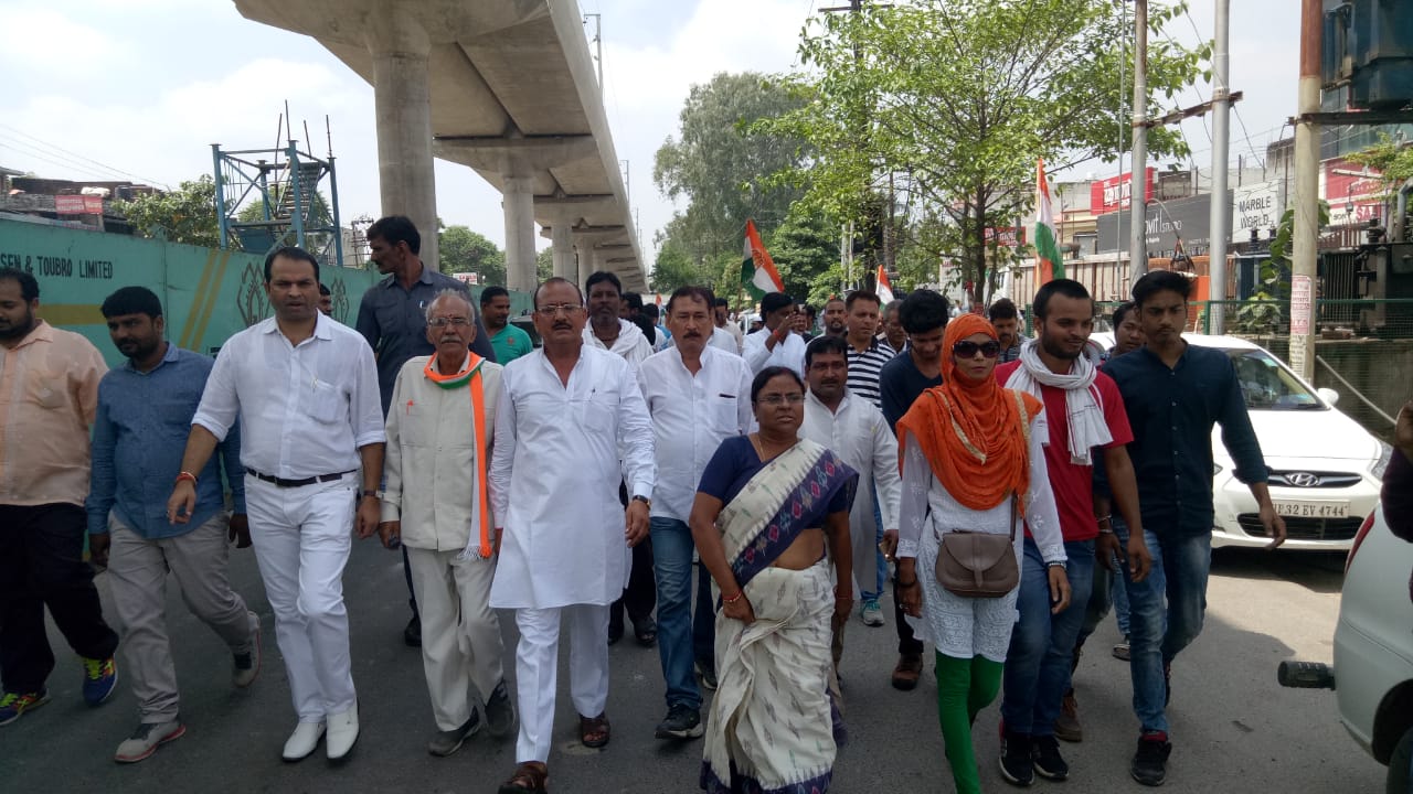 Congress leader Ramesh Shrivastav appealing to the people in support of the bandh