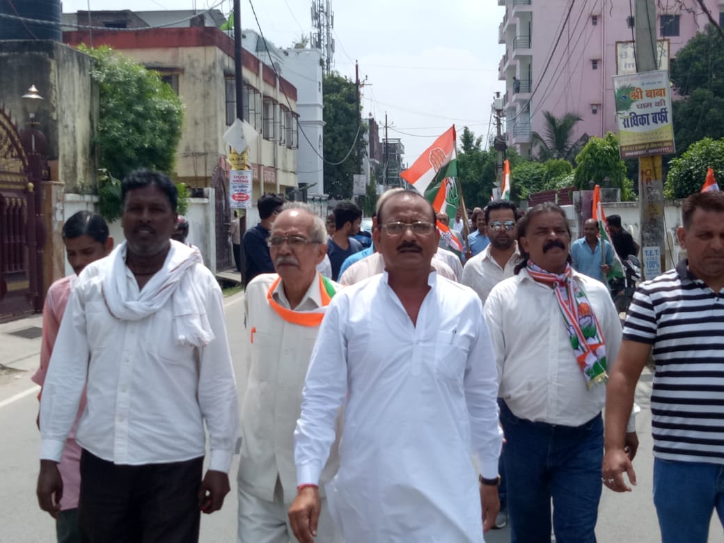 कांग्रेस नेता रमेश श्रीवास्तव भारत बंद के समर्थन में जनता से अपील करते हुए
