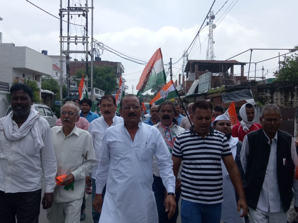 कांग्रेस नेता रमेश श्रीवास्तव भारत बंद के समर्थन में जनता से अपील करते हुए