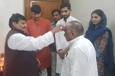 Mulayam celebrates the house of Shivpal