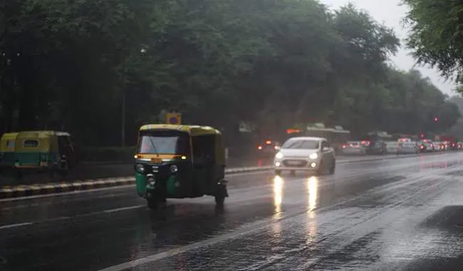 Sudden shadow dark in Lucknow, heavy rain with strong thunderstorms