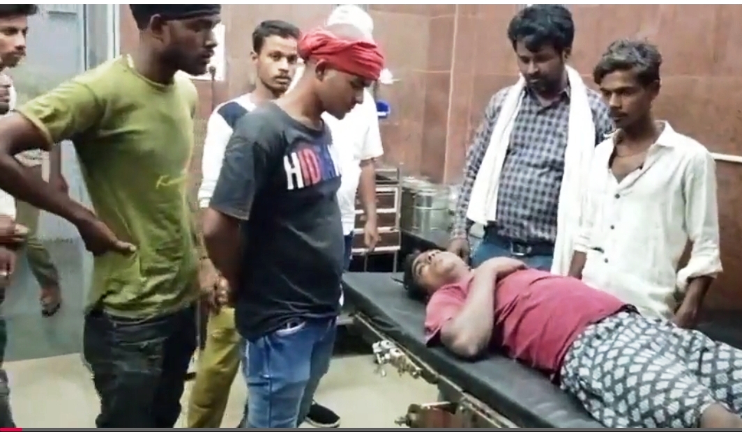 The young man was injured by the rioters, the victim was referred to Varanasi Trauma