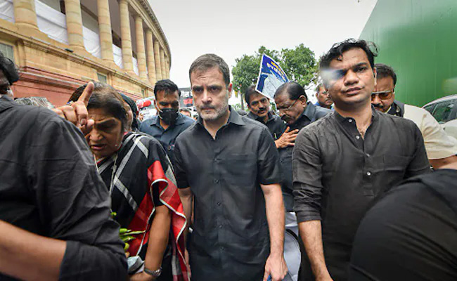 Rahul Gandhi was taken into custody, said – MPs were beaten up by the police