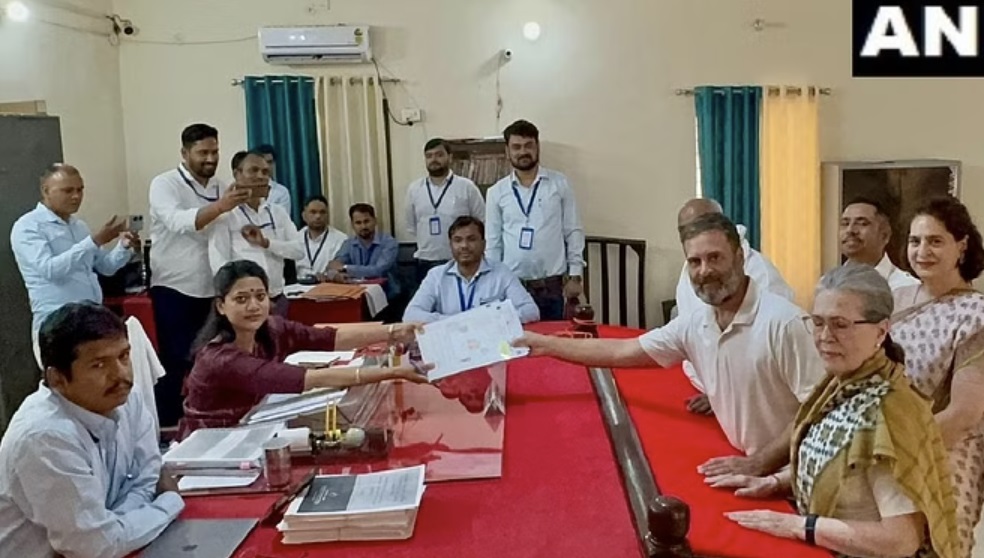 Rahul filed nomination from Rae Bareli, mother Sonia and sister Priyanka were present along with him.