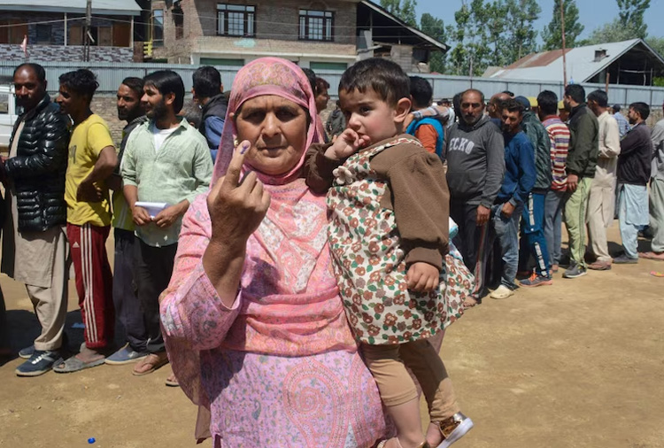 Lok Sabha Elections 2024: In the fifth phase, till 5 pm, 56.68 percent voting took place in the country and 56.68 percent voting took place in UP