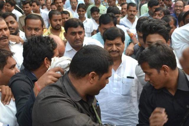 shivpal-reached-mulayam-singh-residence-for-discussion