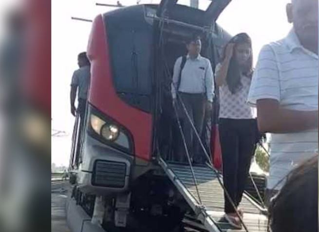 On the first day, the Lucknow Metro broke, the passengers were evacuated from the door of Emergency